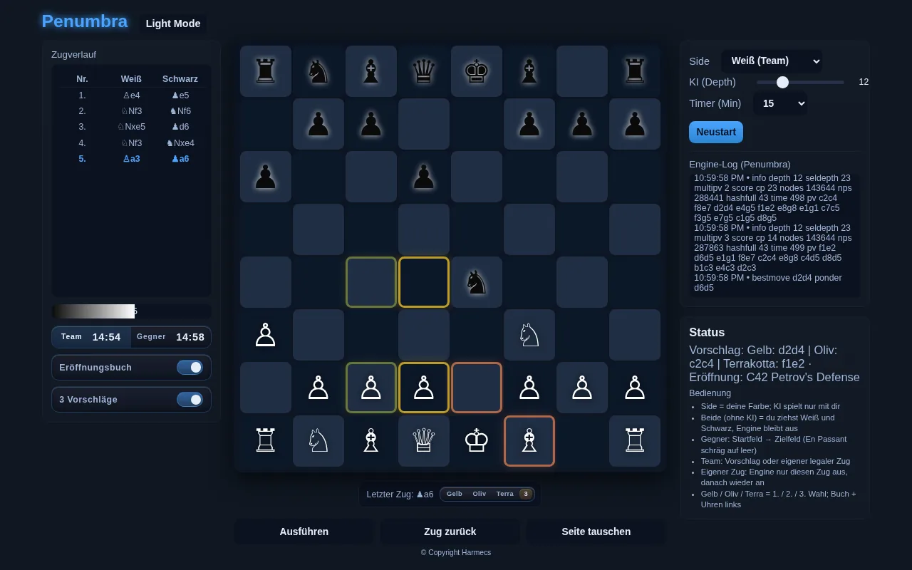 Penumbra Chess auf dem PC im Nachtmodus: Brett mit drei farbigen Vorschlägen, Zugverlauf, Uhren und Eröffnungsname im Status